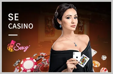 Hai chú gà chọi đang giao đấu trên sàn đấu trong game đá gà CPC188